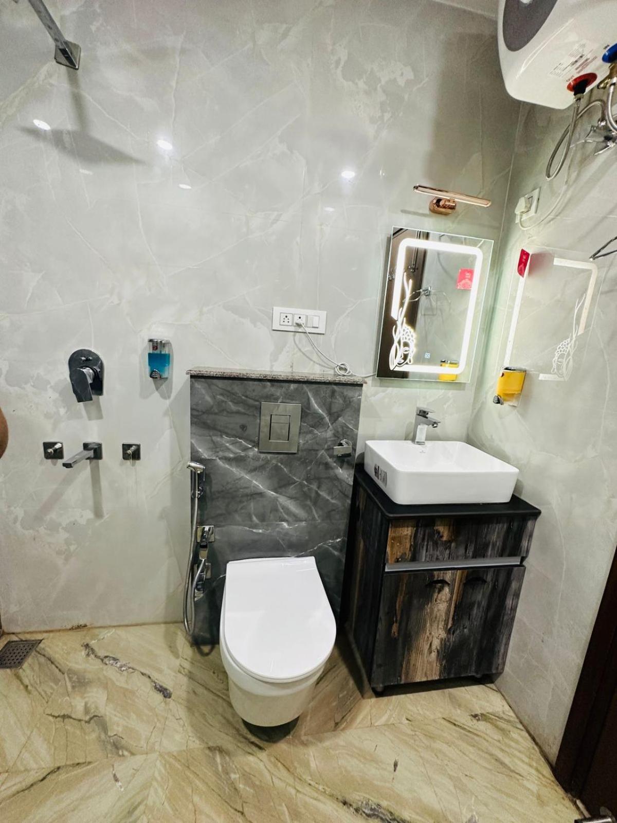 ניו דלהי Hotel Samrat Residency 10 Mints Walking Distance Nizamuddin Railway Station מראה חיצוני תמונה