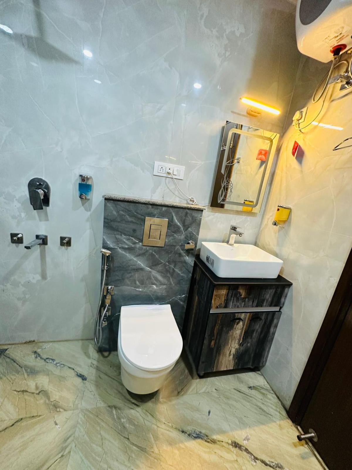 ניו דלהי Hotel Samrat Residency 10 Mints Walking Distance Nizamuddin Railway Station מראה חיצוני תמונה