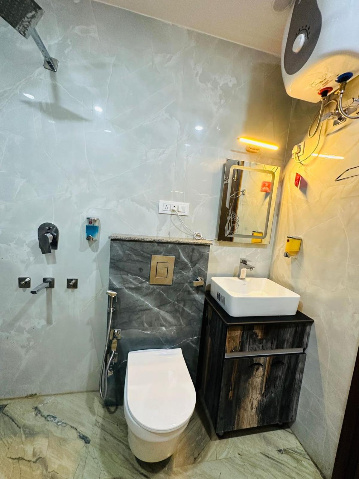 ניו דלהי Hotel Samrat Residency 10 Mints Walking Distance Nizamuddin Railway Station מראה חיצוני תמונה