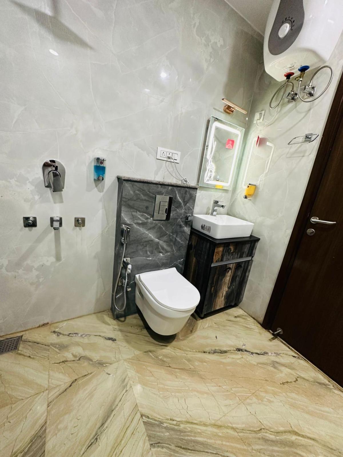ניו דלהי Hotel Samrat Residency 10 Mints Walking Distance Nizamuddin Railway Station מראה חיצוני תמונה